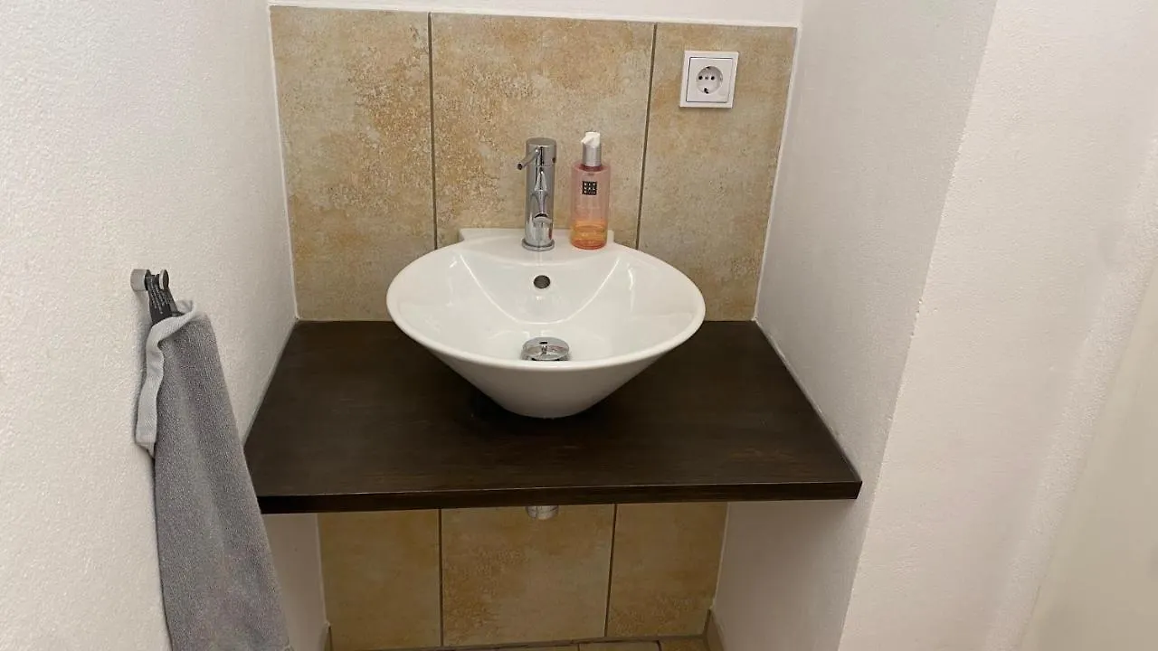 Fewo Luxus Wohnung Im Eigenen Ferienhaus, 120 Qm, Naehe Regensburg Mit Balkon, Terrasse & Garten, Gute Zuganbindung Laber
