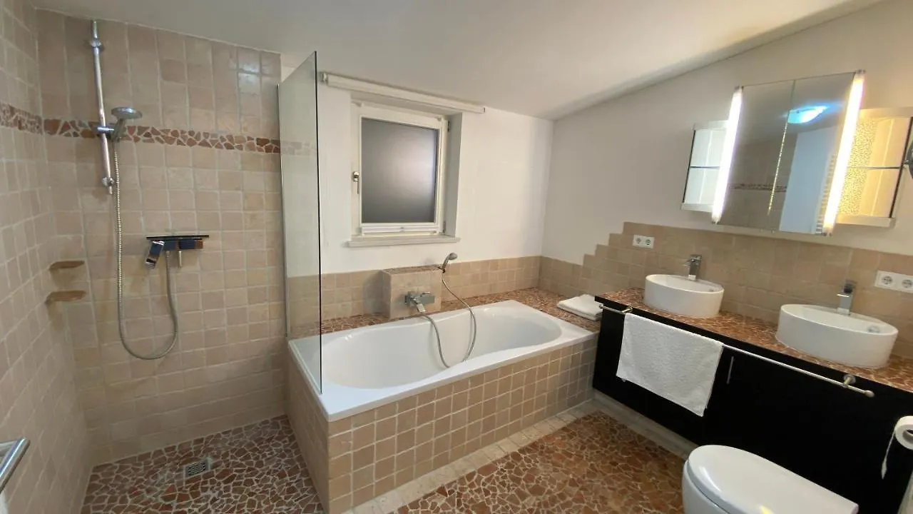 Fewo Luxus Wohnung Im Eigenen Ferienhaus, 120 Qm, Naehe Regensburg Mit Balkon, Terrasse & Garten, Gute Zuganbindung Laber 0*,  Németország